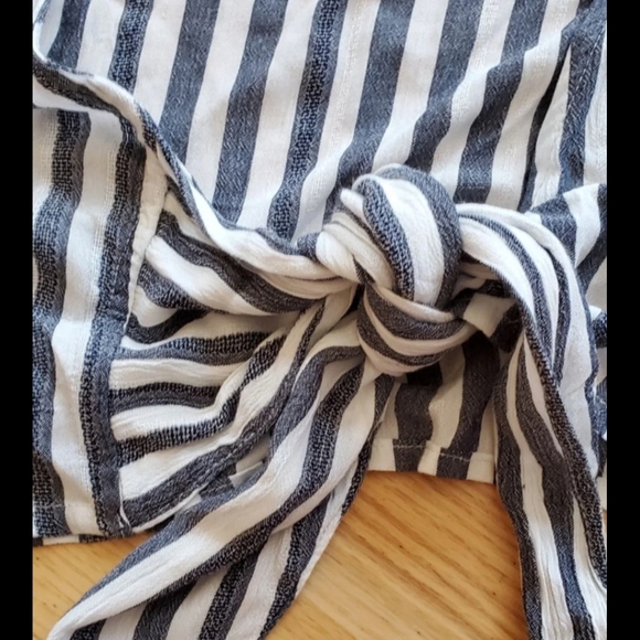 NEW! Cropped Blouse - Picture 3 of 4